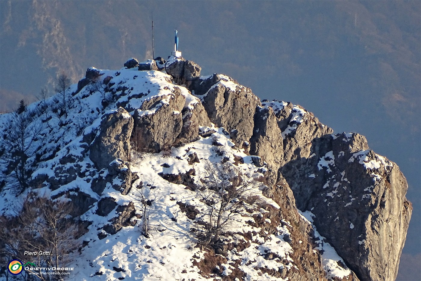 94 Maxi zoom di saluto alla azzurra Madonna delle Cime del Corno Zuccone.JPG